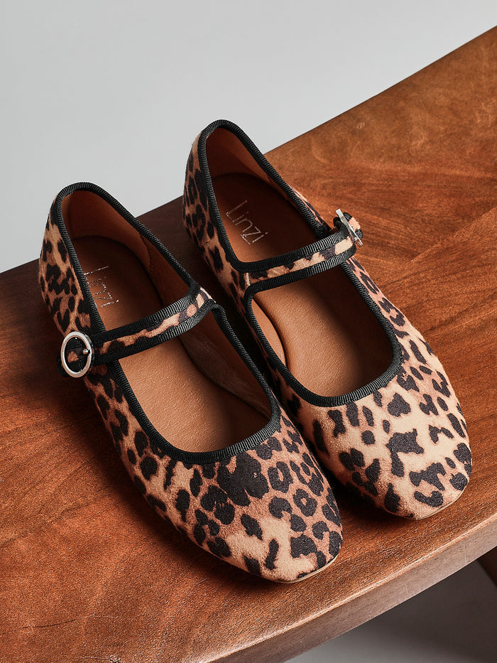 Graceful Leopard Print Ballet Pumps